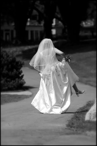 IMAGE: http://i15.photobucket.com/albums/a358/gahla/kickheels.jpg