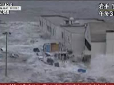  photo japan-tsunami-picture-wave-hitting-insane.jpg