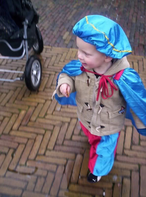 [img width=478 height=643]http://i15.photobucket.com/albums/a364/moon_nick/25novSinterklaas003.jpg[/img]