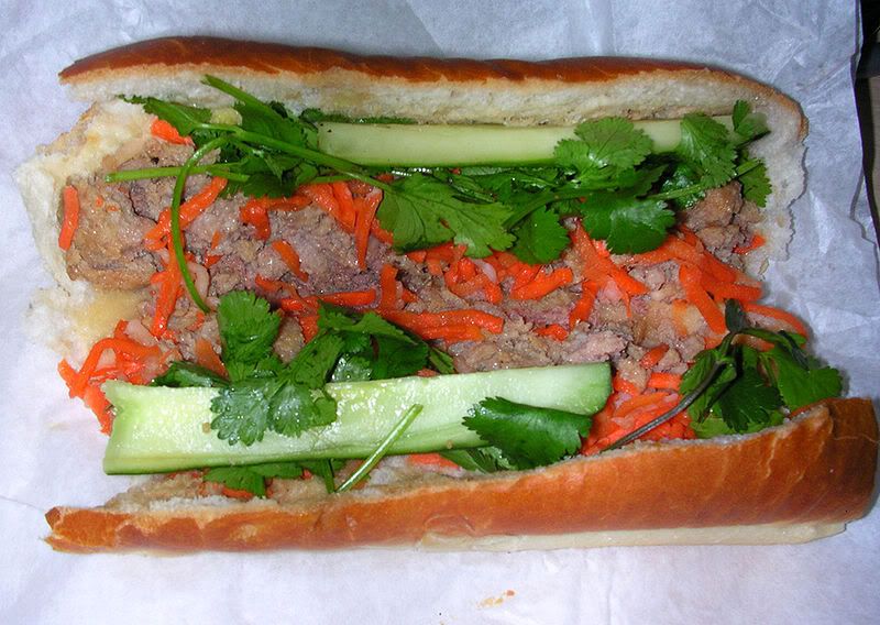 800px-Bnh_m_xu_mi-meatball-sandwich.jpg