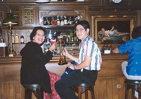 Kampai (Cheers) dari kami untuk semua pasutri. Singapore Sling and Long John @ Raffless Bar Singapore, 2000