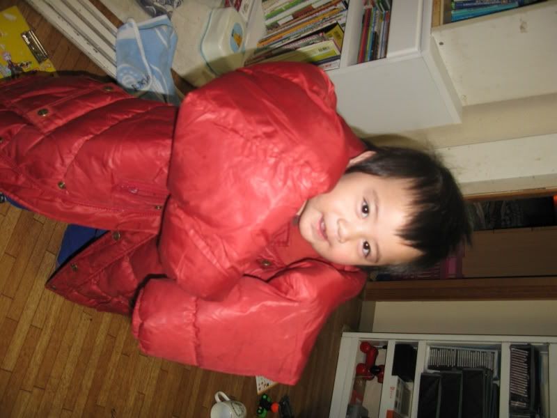 Kai sering minta dipakaikan jaketnya Riku sekarang. Jelas terlalu besar.... sampai dia jatuh-jatuh. Tapi ngga kapok tuh.