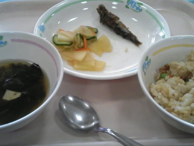 Makanan dari sekolah, sup, nasi campur sayuran, acar dan ikan goreng + susu dan kacang kedelai