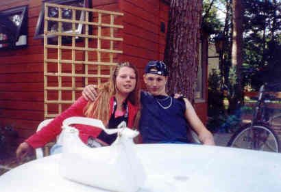 [img width=410 height=281]http://i15.photobucket.com/albums/a376/adhdgirls/11%20juni%202005/AnnemieenRolf.jpg[/img]