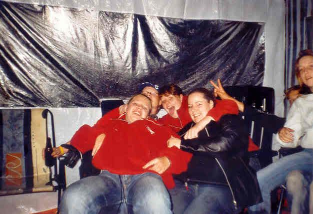 [img width=626 height=427]http://i15.photobucket.com/albums/a376/adhdgirls/ADHD%20feest/AnnemieDannyCarmenSandraenNicole.jpg[/img]