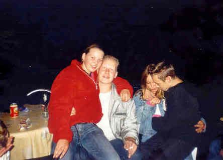 [img width=444 height=319]http://i15.photobucket.com/albums/a376/adhdgirls/ADHD%20feest/AnnemieDennisAngelaenChris.jpg[/img]