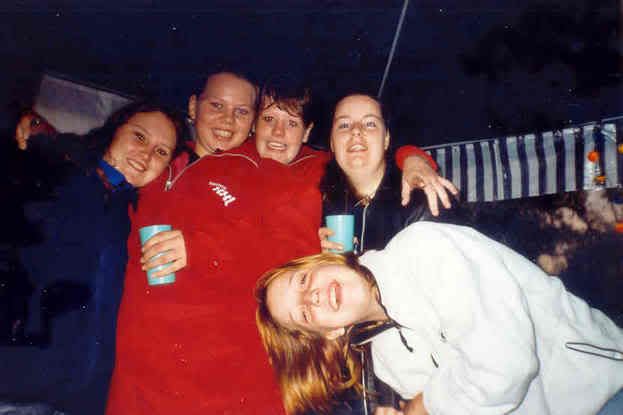 [img width=623 height=415]http://i15.photobucket.com/albums/a376/adhdgirls/ADHD%20feest/MariskaAnnemieCarmenSandraenNicole.jpg[/img]