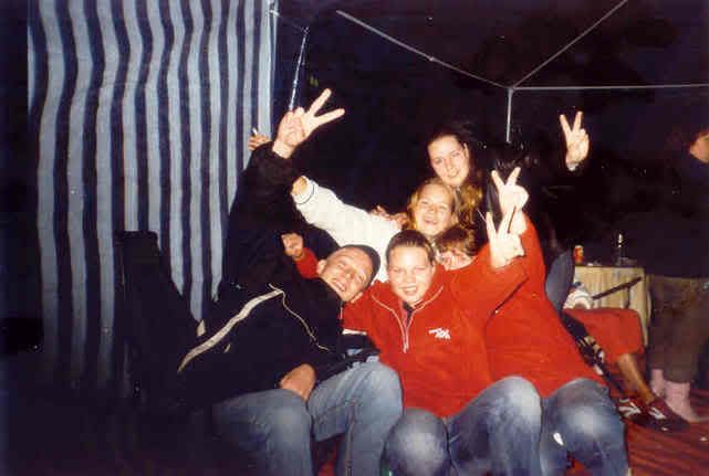 [img width=641 height=431]http://i15.photobucket.com/albums/a376/adhdgirls/ADHD%20feest/MartijnAnnemieCarmenRianneenSandra.jpg[/img]