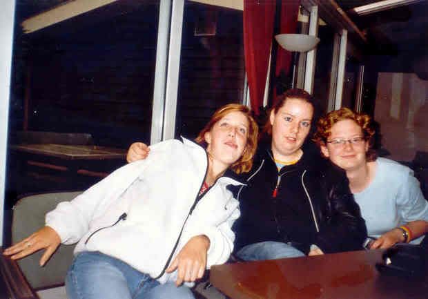 [img width=620 height=433]http://i15.photobucket.com/albums/a376/adhdgirls/ADHD%20feest/NicoleSandraenDaphne.jpg[/img]