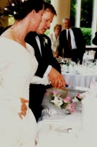 Image hotlink - 'http://i15.photobucket.com/albums/a376/smileywoman/Our%20Wedding/cuthecake.jpg' Image hotlink - 'http://i15.photobucket.com/albums/a376/smileywoman/Our%20Wedding/cuthecake.jpg'