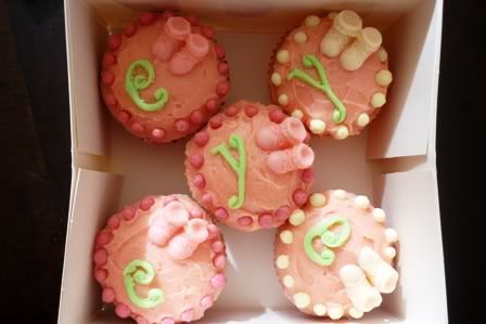 http://i15.photobucket.com/albums/a387/Durac_00/cupcakes-1.jpg