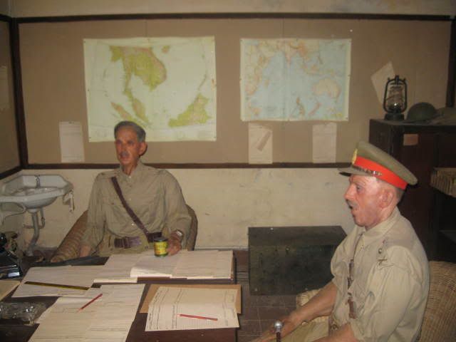 Gambar 1a) General Percival dengan rakan baiknya Major-General Keith Simmons