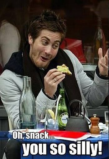 Jake-Gyllenhaal-snack-silly.jpg