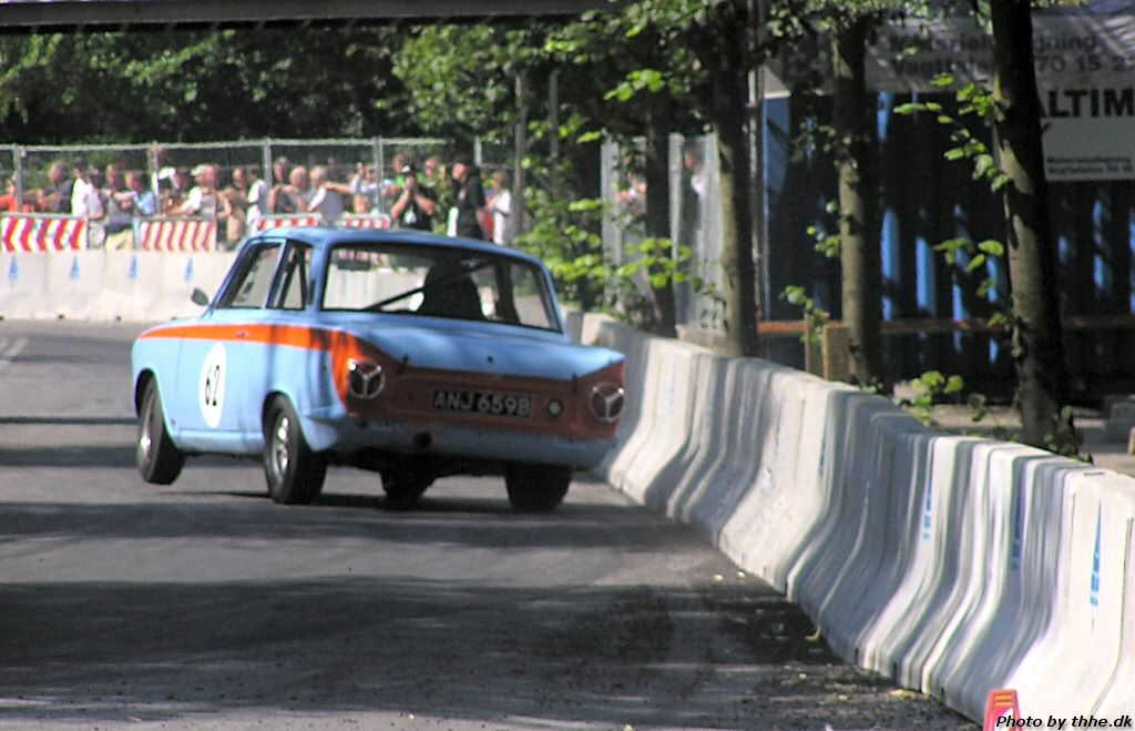 http://i15.photobucket.com/albums/a400/BMXDAVE/Ford_Lotus_Cortina_1965-02.jpg