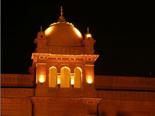 http://i15.photobucket.com/albums/a400/upknews/lahore5.jpg