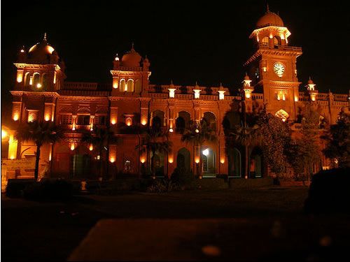 http://i15.photobucket.com/albums/a400/upknews/lahore7.jpg